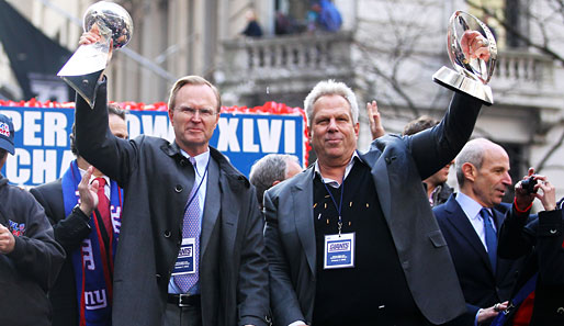 Die Co-Owner und Macher von The Big Blue: John Mara und Steve Tisch mit der Vince Lombardi Trophy und der NFC Championship Trophy