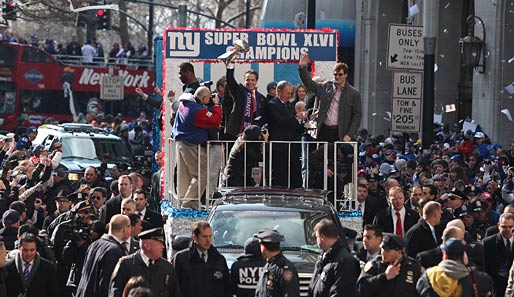 Mit einer Parade feierte New York seine Super-Bowl-Champions. Immer ganz vorn mit dabei: Quarterback Eli Manning (r.)