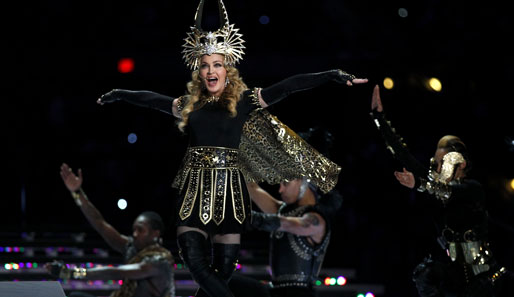 Zu Beginn sah das Kostüm Madonnas noch ein bisschen aus wie aus einem Asterix-Comic...
