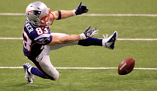 Eine der Szenen des Spiels: Nachdem die Giants auf 15:17 verkürzt hatten, vergab Patriots-Receiver Wes Welker mit diesem verpassten Catch die Chance...