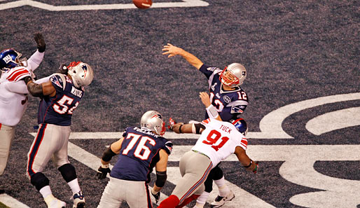 Das Spiel begann für die Patriots denkbar schlecht. Tom Brady in der eigenen Endzone unter Druck, er wirft den Ball weg, wird bestraft: Safety für die Giants
