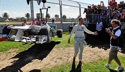 Michael Schumacher flog im dritten Training kurz nach Vettel ab. Er nahm es aber gelassen und unterhielt nebenbei sogar noch die Fans