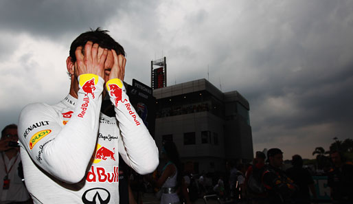 Augen zu und durch! Die Wolken im Hintergrund ließen bereits am Morgen des Malaysia-GP erahnen, was auf Mark Webber und Co. zukommen sollte
