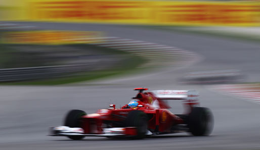Nur Fernando Alonso war schneller als Perez! Der Ferrari-Pilot holte sich in Kuala Lumpur trotz der roten Gurke den 28. Erfolg seiner Karriere