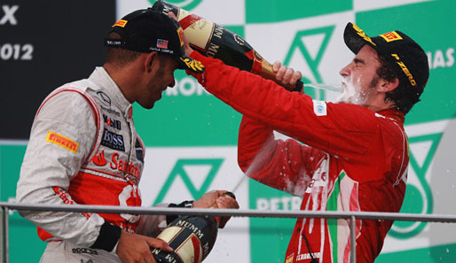 Pole-Setter Lewis Hamilton komplettierte als Dritter das Podest. In Sachen Champagne-Tasting ließ er jedoch ganz gentlemanlike Alonso den Vortritt