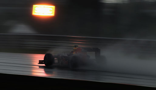 "I'm driving in the rain...": Auch während der Safety-Car-Phase sorgten die Piloten, hier Mark Webber, für eindrucksvolle Bilder
