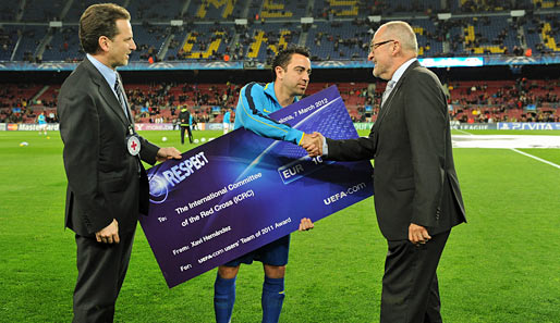 Vor dem Spiel verteilte Barcelona noch Geschenke: Spielmacher Xavi spendete 100.000 Euro an das Rote Kreuz