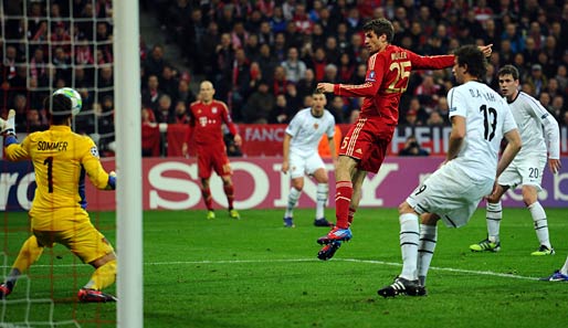 Nach schöner Flanke von Robben war Thomas Müller in der Mitte zur Stelle und erzielte unbedrängt das zweite Tor der Bayern