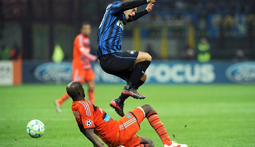 Hartes Einsteigen von Alou Diarra, aber er nimmt Wesley Sneijder erfolgreich den Ball ab
