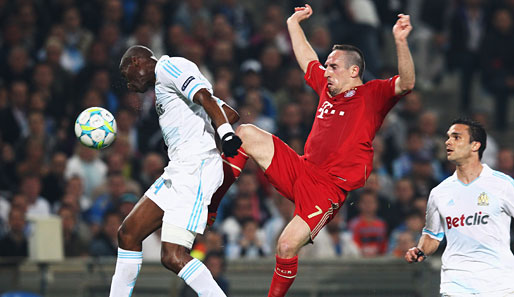 Olympique Marseille - Bayern München 0:2: Für Franck Ribery (M.) war es eine bewegende Rückkehr ins Stade Velodrome. Und Olympique hielt in den ersten Minuten stark dagegen