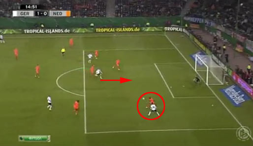 Müller läuft dort nun ein und Mathijsen durch den schnellen Richtungswechsel zurück gelassen. Nach Kloses Ablage steht Müller alleine vor dem Tor und schießt zum 1:0 ein