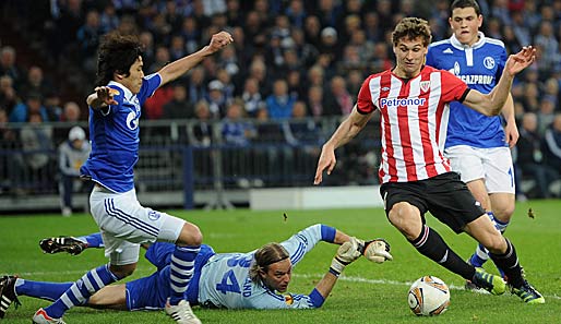 Schalke 04 - Athletic Bilbao 2:4: Llorente erzielte das 0:1, Schalke-Keeper Hildebrand verletzte sich dabei am Ellbogen