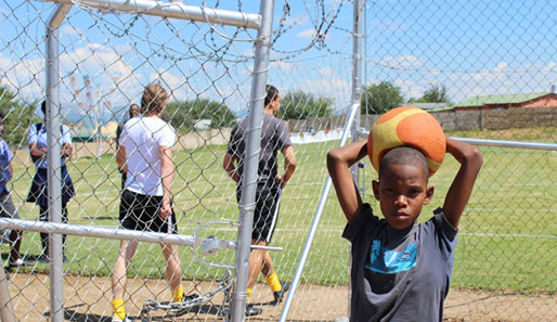 Zum Start des Namibia-Trips ging es für die Global-United-Fußballer zu einer Schule in der Hauptstadt Windhoek. Das Namibian Tourism Board half bei der Organisation
