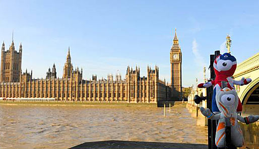 Welcher Tourist kennt diesen Blick nicht? Die Olympia-Maskottchen Wenlock und Mandeville grüßen aus dem sonnigen London