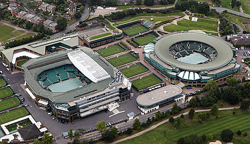 Der Ort, an dem Tennis gespielt wird, ist genauso historisch wie Wembley. Es geht auf den heiligen Rasen nach Wimbledon
