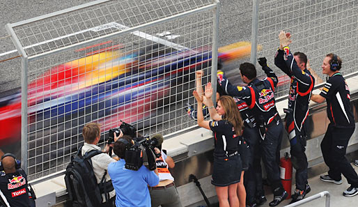 Die gut drei Sekunden Vorsprung rettete Vettel ins Ziel - sehr zur Freude seines Red-Bull-Teams. Vettel ist der vierte Sieger im vierten Rennen
