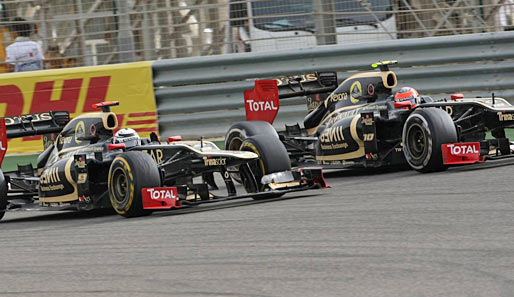 Weder Mercedes noch McLaren hatten eine Chance gegen das Lotus-Team. Hier überholte Räikkönen (l.) Grosjean und startete seine Jagd auf Vettel