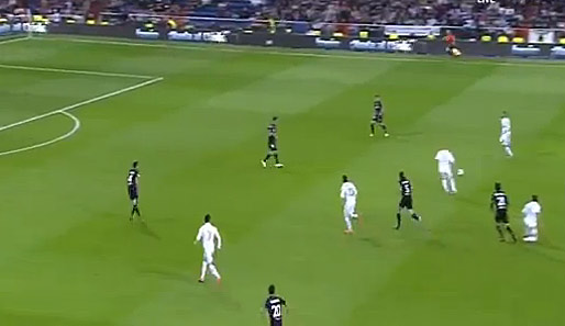 Benzema leitet den Ball direkt weiter zu Angel di Maria. In diesem Moment greift Real mit vier Spieler an, die leicht versetzt Druck auf drei Valencia-Verteidiger ausüben. Durch das schnelle Umschalten hat Real eine 4-3-Überzahl geschaffen