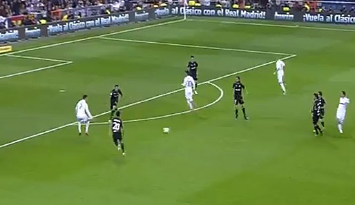 Valencia sieht sich jetzt drei Real-Angreifern unmittelbar vor dem eigenen 16er entgegen. Ronaldo löst sich geschickt und bekommt den diagonalen Pass von di Maria