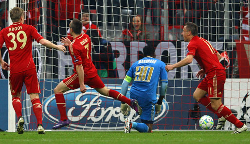 Franck Ribery (2.v.l.) zeigte gegen seinen Ex-Klub eine bärenstarke Leistung und bereitete Olics ersten Treffer vor