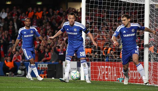 Benfica hatte aber auch gute Chancen. In dieser Situation klärt Chelsea-Kapitän John Terry (M.) auf der Linie
