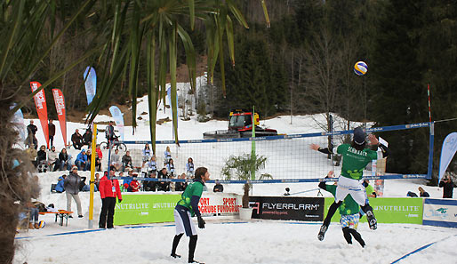 Schwaack zeigt's: Auch 2012 setzten die Snowvolleyballer vornehmlich auf Fußballschuhe und suchten damit Halt im Schnee