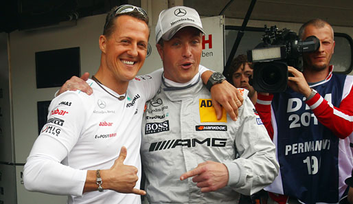 Anerkennung vom kleinen Bruder für Platz 2: Michael Schumacher (l.) hat mit Motorsport, Werbeverträgen und Merchandise-Verkäufen schon 632 Millionen Euro verdient