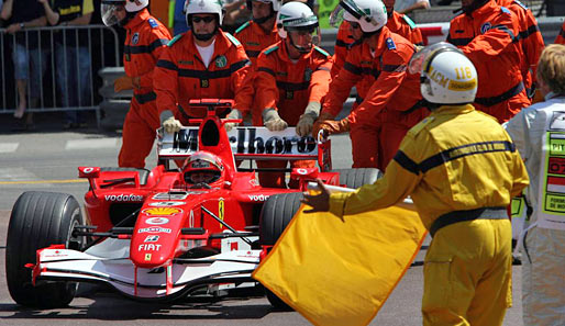2006: Michael Schumacher wird nach seiner Park-Aktion in der Rascasse von den Streckenposten weggeschoben