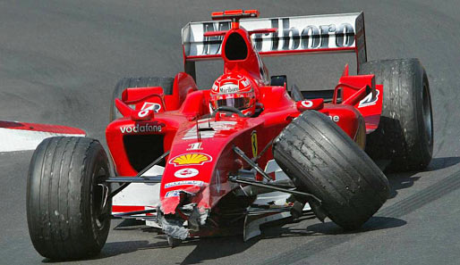 2004: Michael Schumacher humpelt nach seinem Crash mit Juan Pablo Montoya im Tunnel als Dreirad zurück an die Box