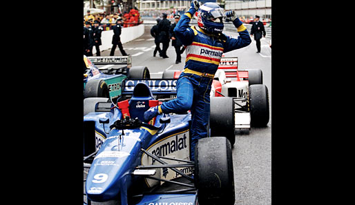 1996: Olivier Panis bejubelt seinen sensationellen Sieg. Man beachte die gigantische Zahl von drei Autos im Ziel