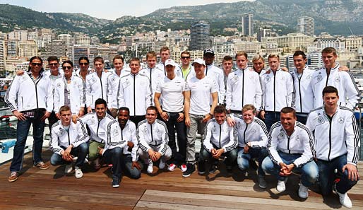 Bitte lächeln! Gruppenfoto der Nationalmannschaft mit Michael Schumacher und Nico Rosberg vor der herrlichen Kulisse Monacos