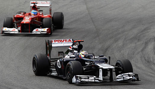 Auf der Strecke entwickelte sich derweil an der Spitze ein packendes Duell zwischen Pastor Maldonado (vorne) und Fernando Alonso