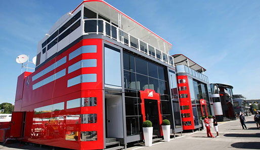 Das sind die heiligen Hallen der Scuderia Ferrari. Die Roten haben ein zweigeteiltes Motorhome für Gäste und Team