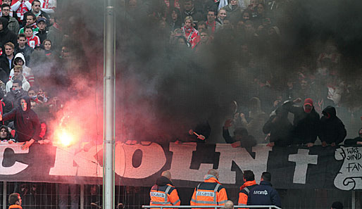 Köln brennt! Der 1. FC Köln ist aus der Bundesliga abgestiegen, einige Fans trugen den FC mit Bannern und Pyros zu Grabe