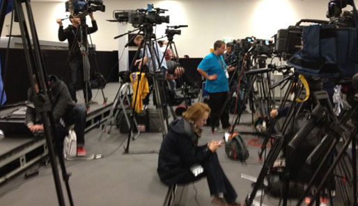 An Kamerateams mangelt es nicht - pünktlich zum Start der PK ist es pickepackevoll im Presseraum der Allianz Arena