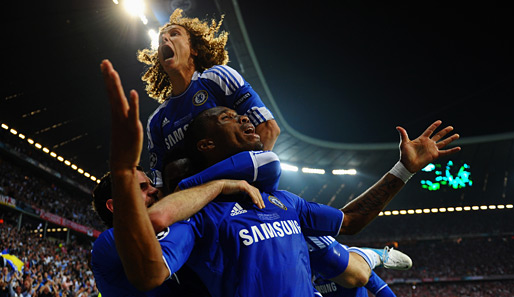 David Luiz (o.) bejubelte den Torschützen des 1:1, Didier Drogba - der Ausgleich rettete Chelsea in die Verlängerung