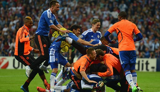 Nach dem entscheidenden Elmeter feiern die Chelsea-Spieler Didier Drogba (u.)