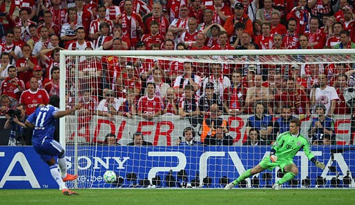 Didier Drogba (l.) verwandelte anschließend den alles entscheidenden Strafstoß im Elfmeterschießen gegen Manuel Neuer