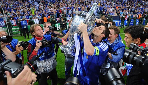 Ehrenrunde mit dem Siegerpokal der Champions League: Als Kapitän durfte Frank Lampard den jungfräulich polierten Pokal zuerst küssen