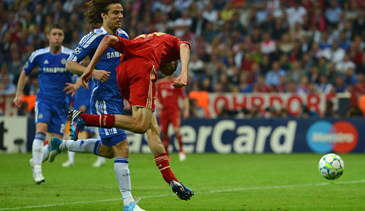 Thomas Müller (r.) erzielte das zwischenzeitliche 1:0 für den FC Bayern München. David Luiz kam zu spät