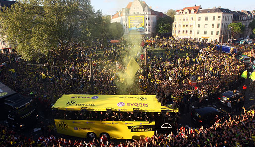 In der Zwischenzeit bahnte sich er Schwarz-Gelbe Partybus seinen Weg durch die Dortmunder City