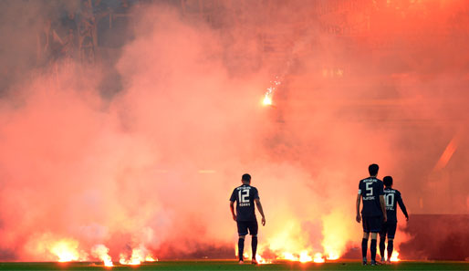 Weite Teile des Relegations-Rückspiels zwischen Fortuna Düsseldorf und Hertha BSC wurden von nichtsportlichen Szenen überlagert