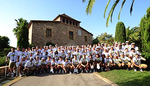 Gruppebild vor La Masia: Wer als Nachwuchsspieler in Barcelona ist, muss natürlich auch die bekannte Fußballschule Barcas kennenlernen