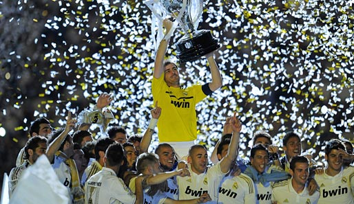 MEISTER: Zum 32. Mal konnte sich Real Madrid die spanische Meisterschaft sichern - die Mannschaft um Iker Casillas (M.) erreichte 100 Ligapunkte