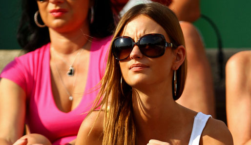 Tag 2: Puh, ganz schön heiß auf dem Court! Model Ester Satorova beobachtete den lockeren Dreisatzsieg ihres Freundes Tomasz Berdych von der Tribüne aus