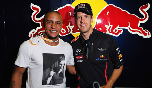 Vor dem Rennen hatte Sebastian Vettel (r.) noch richtig gute Laune und ließ sich mit Ex-Fußball-Superstar Roberto Carlos ablichten