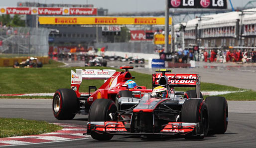 Alonsos Reifen bauten stark ab und er wurde bis auf Platz fünf durchgereicht. Als erstes kassierte Lewis Hamilton den Spanier