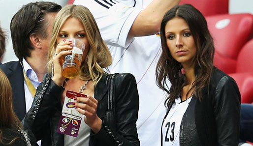 Sarah Brandner genehmigt sich ein Bier zur Einstimmung auf das Spiel, Gomez' Freundin Silvia sucht wohl ihren Liebsten