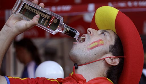 Salud und immer schön rein damit - ein spanischer Anhänger gönnt sich einen etwas größeren Tropfen Wodka pur