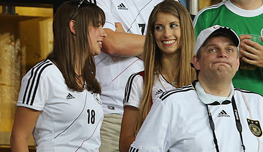 Die deutschen Spielerfrauen sind natürlich bei jedem Spiel in Nationaltrikots gehüllt - so muss es sein